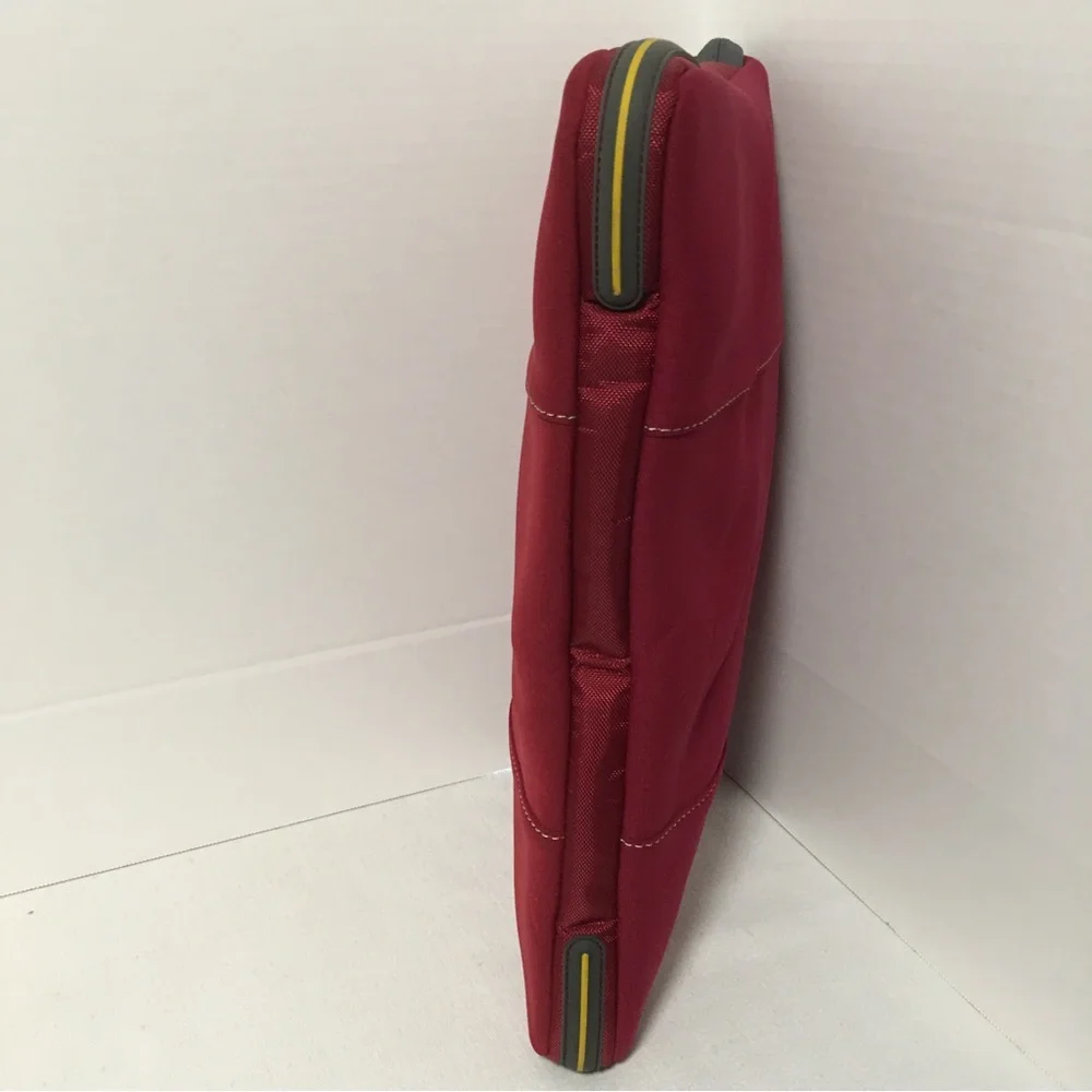 Targus laptop sleeve protector case red zips closed 15” EUC